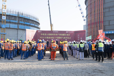 中化连云港八万方低温储罐顶升成功